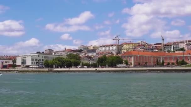 Lissabon Portugal Segling Båt Dag Havsutsikt Över Portugisiska Huvudstaden Vattnet — Stockvideo