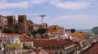 Lizbon, Portekiz mavi gökyüzüne karşı kabarık bulutlar ile güneşli bir günde Portekiz başkentipanoramik görünümü. Lizbon Katedrali, Se de Lisboa demirlemiş yolcu gemisi, düşük katlı binalarda panning atış.