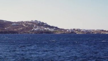 Yunan Kiklad adalarımanzara Mikonos tepeüzerinde evler beyaz badanalı. Mikonos Town görülen düşük katlı geleneksel Mykonean beyaz evlerin Gün deniz manzarası panorama,.