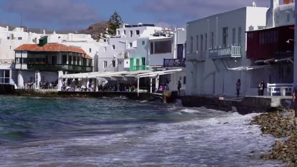 Mykonos Grécia Outubro 2017 Turistas Caminho Estreito Little Venice Aleykantra — Vídeo de Stock