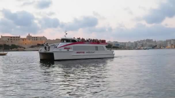 Valeta Malta Agosto 2016 Sliema Valletta Ferry Acercándose Muelle Vista — Vídeo de stock