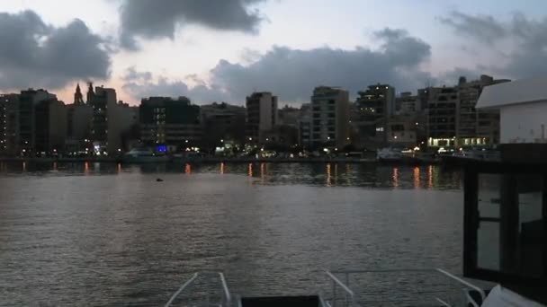 Valletta Naar Sliema Ferry Nadert Dok Malta Nachtzicht Van Sliema — Stockvideo