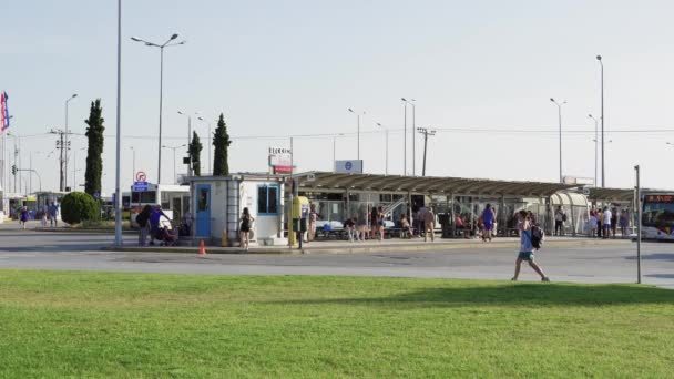 希腊塞萨洛尼基 2019年6月22日 奥思公共交通城市巴士总站A 在城市东侧等待塞萨洛尼基城市交通组织巴士的乘客的日视图 — 图库视频影像