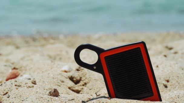 Portatile Caricabatterie Solare Power Bank Sulla Spiaggia Vista Giornaliera Piccolo — Video Stock