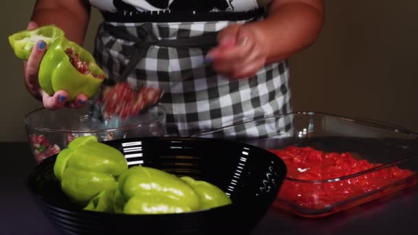 Preparação Receita Ingredientes Pimentas Recheadas Pimentos Frescos Recheados Mão Com — Vídeo de Stock