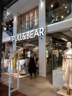 Selanik, Yunanistan - 25 Mayıs 2019: Pull & Bear perakendeci mağazasının iç tasarımı.