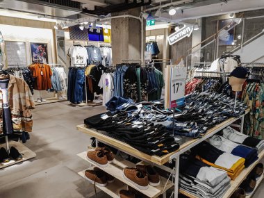 Selanik, Yunanistan - 25 Mayıs 2019: Pull & Bear perakendeci mağazası nın iç mekanları.