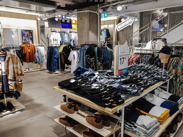 Thessaloniki, Grécia - 25 de maio de 2019: Interior da loja de varejo Pull & Bear . — Fotografia de Stock