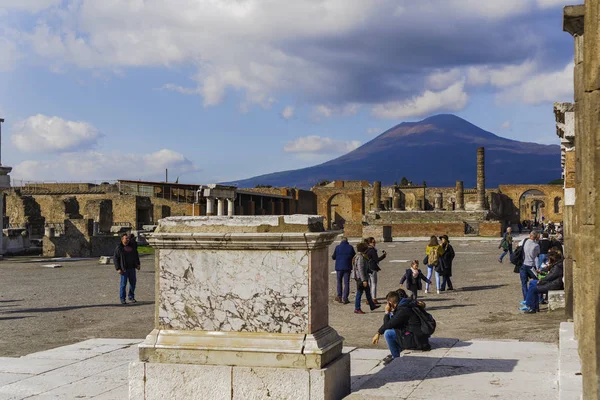 Pompeia, Itália - 09 de fevereiro de 2018: Foro di Pompeia com fundo Monte Vesúvio . — Fotografia de Stock