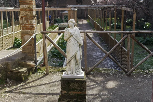 Pompeji, italien casa di octavius quartio. Statue einer Muse im Garten des Hauses des Loreius tiburtinus nach Vulkanausbruch am Vesuv im Jahr 79 ad. — Stockfoto