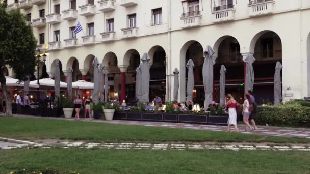 希腊塞萨洛尼基 2019年8月15日 人们在市中心咖啡馆酒吧享用咖啡 在亚里士多德广场步行区的户外休息酒吧 人群饮用窗帘或其他饮料 — 图库视频影像
