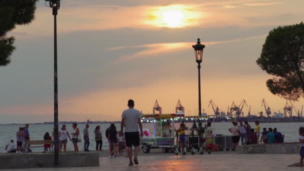 Saloniki Grecja Sierpień 2019 Złota Godzina Nabrzeżu Tłumu Zatoka Thermaikos — Wideo stockowe