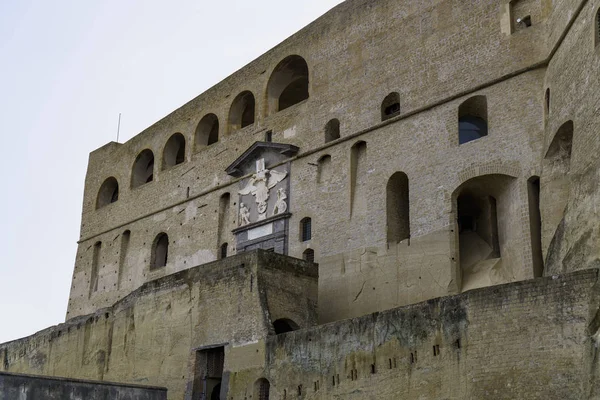 Napels, Italië middeleeuws Fort Sant Elmo gevel. — Stockfoto