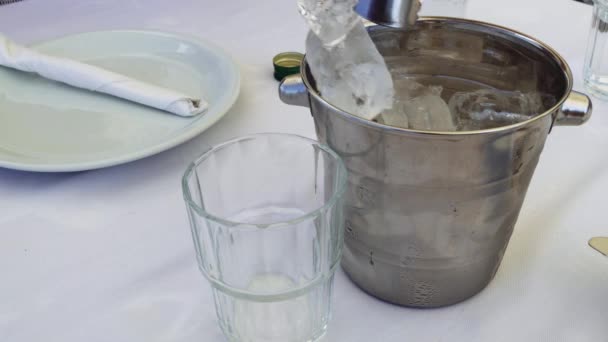 Sirve Ouzo Vaso Pequeño Diluido Con Cubitos Hielo Cubo Hielo — Vídeo de stock