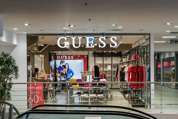 Selanik, Yunanistan - 24 Ağustos 2019: Guess outlet perakendeci mağaza iç.