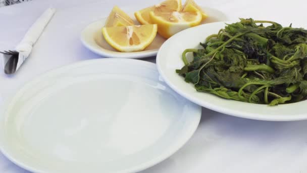 Taverna Cibo Ristorante Che Serve Con Forchetta Cucchiaio Verdure Verdi — Video Stock