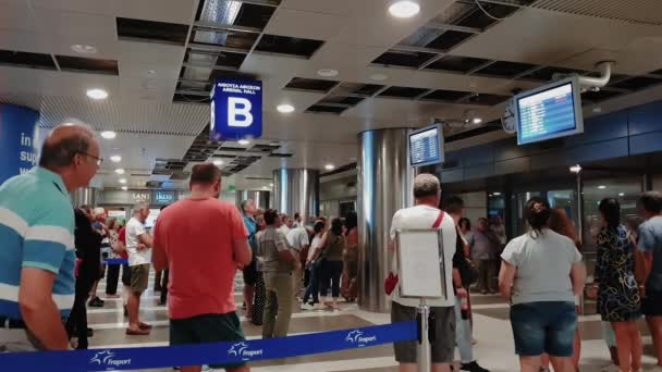 Thessaloniki Greece August 2019 Arrival Hall Thessaloniki Skg Airport Unidentified — Stock Video