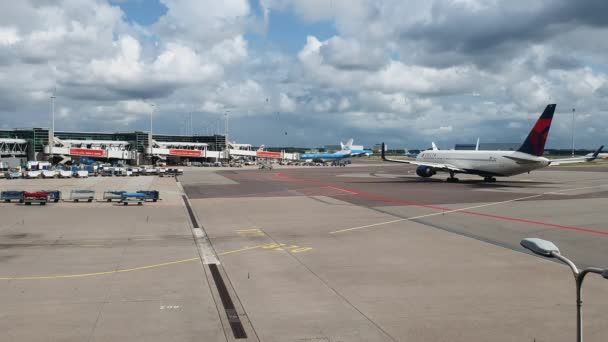 アムステルダム オランダ 8月15 2019 スキポール滑走路上の航空機タキシング オランダの国際空港の飛行機 デルタおよびKlm旅客機のターミナルゲート窓からの日景 — ストック動画