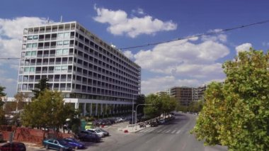 Selanik, Yunanistan - 31 Ağustos 2019: Makedonia Palace beş yıldızlı ikonik otel cephesi. Leoforos Megalou Alexandrou kuzey görünümünden görülen lüks otel, yüksek gün güneşli görünümü.