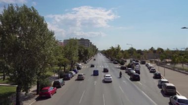 Selanik, Yunanistan - 31 Ağustos 2019: Çok şeritli cadde üzerinde şehir karayolu trafiği. Geçen arabalar ile Leoforos Megalou Dedeağaç yükseltilmiş gün güneşli görünümü.