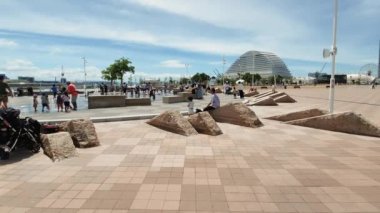 Kobe, Japonya - 12 Ağustos 2019: Liman alanında kalabalık ile Meriken Park. Kobe Meriken Park Oriental Hotel arka plan manzaralı, sahil parkında tanımlanamayan kalabalığın gün güneşli görünümü.