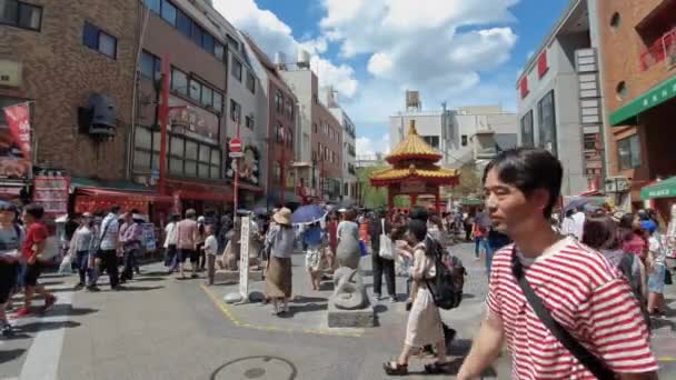 2019年8月12日 阳光明媚的一天 游客在南金曼西广场 神户唐人街不明身份的亚洲人群与宝塔和Wagyu神户牛排餐厅的日景 — 图库视频影像