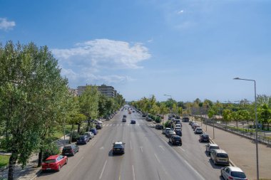 Selanik, Yunanistan - 31 Ağustos 2019: Çok şeritli caddeüzerinde şehir içi karayolu trafiği.