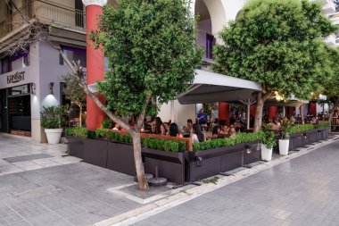 Selanik, Yunanistan - 15 Ağustos 2019: Şehir merkezindeki kafe barlarda kahve keyfi yapanlar.