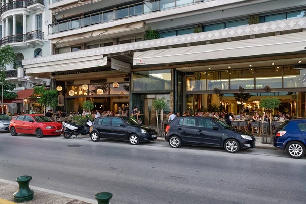 Tesalónica, Grecia - 15 de agosto de 2019: La gente disfruta del café en los bares del centro de la ciudad . — Foto de Stock