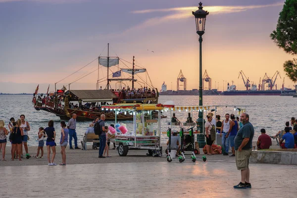 Tesalónica, Grecia - 15 de agosto de 2019: Hora dorada en el paseo marítimo con multitud . — Foto de Stock