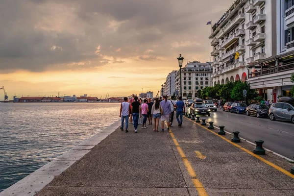 Tesalónica, Grecia - 15 de agosto de 2019: Mucha gente no identificada en el histórico paseo marítimo . — Foto de Stock