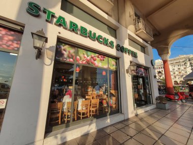 Selanik, Yunanistan - 04 Ekim 2019: Starbucks Kahve Dükkanı cephesi.