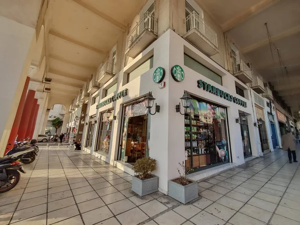 Салоники, Греция - 4 октября 2019 года: Starbucks Coffee Store с видом на угол логотипа Medusa . — стоковое фото