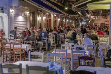 Selanik, Yunanistan - 12 Ekim 2019: Açık hava taverna restoranlarında insanların Yunan gece hayatı.