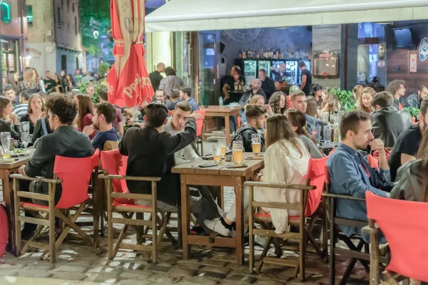 Tesalónica, Grecia - 12 de octubre de 2019: La escena de la vida nocturna helénica de las personas en restaurantes de bares al aire libre . —  Fotos de Stock