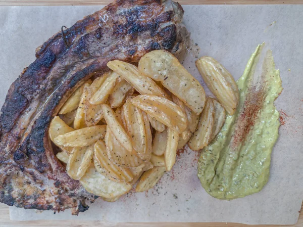 Tomahawk Steak avec os cuit et servi en gros plan . — Photo