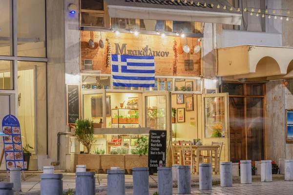 Tesalónica - 27 de octubre de 2019: Bandera griega colgada fuera de una taberna para una celebración nacional . — Foto de Stock