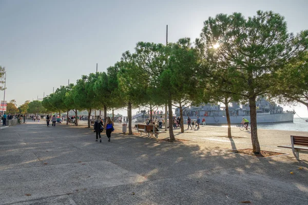 Tesalónica, Grecia - 27 de octubre de 2019: destructor griego de buques de guerra Velos D-16 en el paseo marítimo . — Foto de Stock