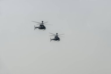 Selanik, Yunanistan - 28 Ekim 2019: Oxi Günü Yunan Ordusu helikopterleri geçit töreni.