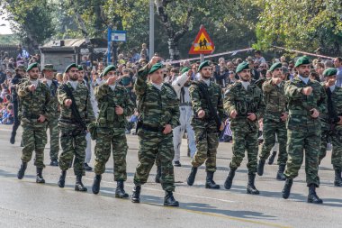 Selanik, Yunanistan - 28 Ekim 2019: Oxi Günü Yunan Ordusu personeli geçit töreni.
