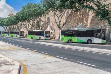Valetta, Malta - 04 Ağustos 2016: B4 rıhtımına park edilmiş Malta Toplu Taşımacılık Otobüsleri.