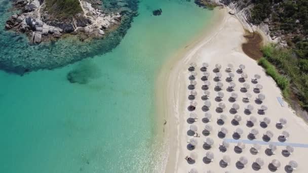 Akdeniz Manzaralı Plaj Insansız Hava Aracı Kristal Berrak Sulardan Şemsiyeli — Stok video