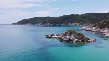 Akdeniz manzaralı plaj insansız hava aracı. Sithonia Chalkidiki yarımadasının gökyüzü manzarası kristal berrak suların üzerinde dönüyor, deniz kıyısından kayalık kıyılara ve yeşil tarlaları var..