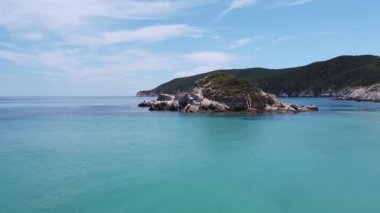 Akdeniz manzaralı plaj insansız hava aracı. Sithonia Chalkidiki yarımadasının havadan görünen yeşil tarlaları ve kristal berrak suları ile kayalık kıyı şeridi üzerinde dönüyor..