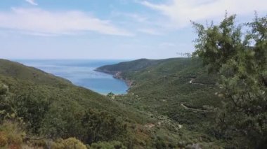 Akdeniz manzaralı plaj insansız hava aracı. Sithonia Chalkidiki yarımadasının yeşil tarlaları ve kristal berrak sularıyla kıyı üzerinde dönen hava günü manzarası.