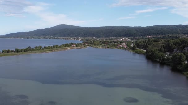 Paysage méditerranéen grec tir de drone côtier. Vue aérienne de la péninsule de Sithonia Chalkidiki avec panoramique au-dessus du rivage avec plantation verdoyante et maisons basses au bord de la mer.