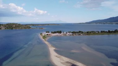 Akdeniz Yunanistan 'ın kıyı insansız hava aracı görüntüsü. Sithonia Chalkidiki yarımadasının yukarıdan görünüşü Athos Dağı arkaplan manzaralı kıyı şeridi üzerinde dönüyor.