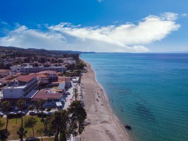 Chalkidiki, Yunanistan 'ın kıyı köyü peyzaj uçağı deniz kenarı oteli ile vuruldu. Hanioti 'nin ya da Chaniotis' in Kassandra yarımadasındaki temiz mavi deniz kıyısındaki alçak katlı deniz manzarası..