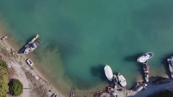 Vista Superior Drone Costeira Barcos Ancorados Lagoa Com Plantação Verde — Vídeo de Stock