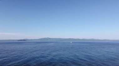 Yunanistan 'da sakin denizde balıkçı teknesinin insansız hava aracı görüntüleri. Sithonia manzaralı Kassandra Chalkidiki yarımadasında Caique yelkenlisinin havadan görünüşü.